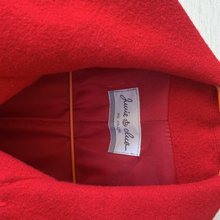 真っ赤なコートの画像