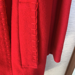 真っ赤なコートの画像