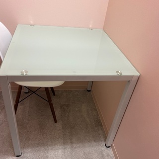 ダイニングテーブルの小さいタイプの画像