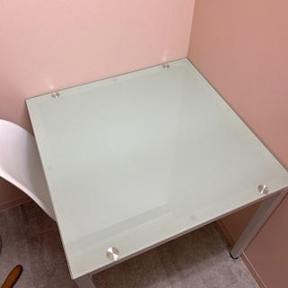 ダイニングテーブルの小さいタイプの画像