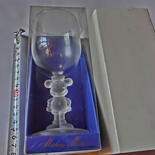 ◉ミッキーワイングラス★未使用、（★持ち手ミッキーマウス）クリーケース、箱入り、★コレクターの方、★クリーアーケースにはいってますので飾りに、★👉プロフィ―ル必読です。の画像