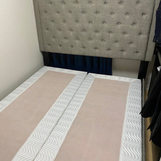 Ashley Jerary グレークイーン布張りベッドの画像