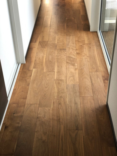 無垢の床材（ブラックウォールナット）