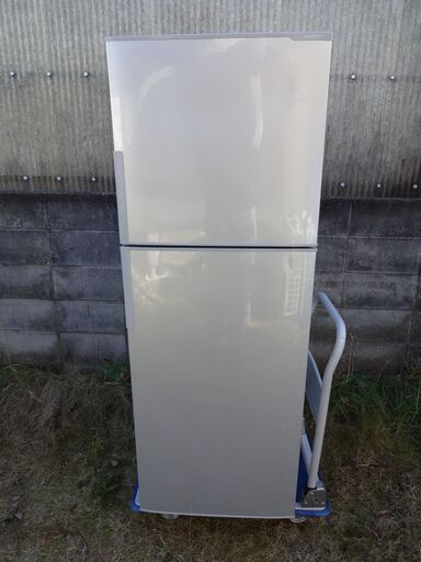 SHARP / 容量225L / 製造年2017 / 2,000円で配送も承ります。