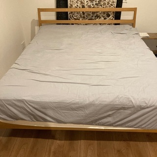 クイーンサイズ　マットレス（シモンズ）とベッドフレーム（無印）