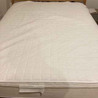 クイーンサイズ　マットレス（シモンズ）とベッドフレーム（無印）の画像