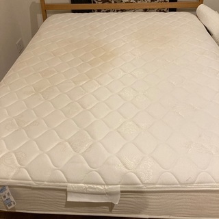 クイーンサイズ　マットレス（シモンズ）とベッドフレーム（無印）の画像