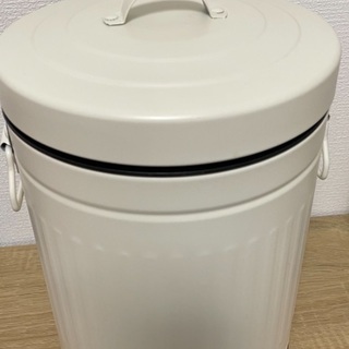 ニトリ ゴミ箱 ペダルペールソフトクローズ 5L(アイボリー)