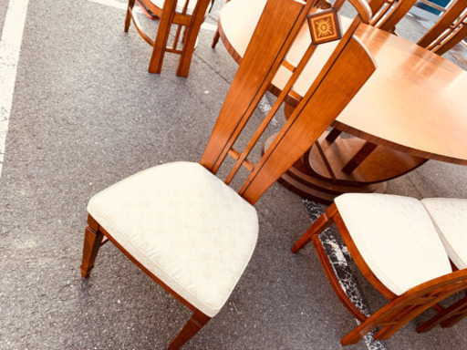 重厚感。アームレスのアンティークチェア！