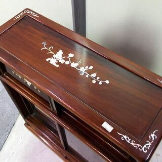 ♢螺鈿細工 飾り棚 幅53cm 唐木 家具 木製 ガラス 工芸品 美術 アジア ミニ食器棚 シェルフ 棚 札幌市東区 新道東店の画像