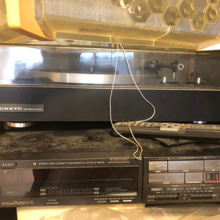 アンティークレコードプレーヤーとパソコン