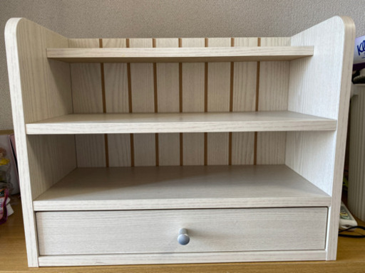 木製の可愛らしい小型収納家具