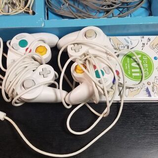 ニンテンドーWii本体＋コントローラ2個　の画像