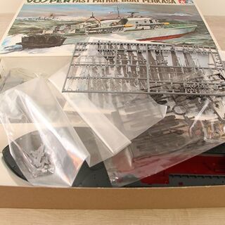 作りかけ タミヤ 1/72 VOSPER FAST PATROL BOAT PERKASA イギリス高速魚雷艇 ボスパー 乗員6体つき ツートンカラー船体(P1093txY)の画像
