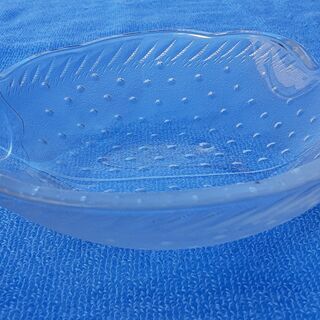ガラス　ひらめ形皿　柄入り　　１個の値段　未使用の画像