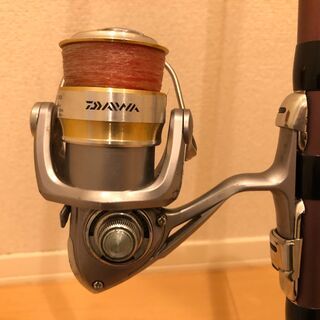 Shimanoの磯竿(530cm)とDaiwaのリールセットの画像
