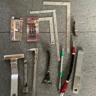 マキタツールバック　大工道具セット　玄翁　差し金　クランプ　バール　ビットなどの画像