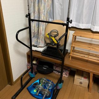 ぶら下がりや懸垂をするやつの画像