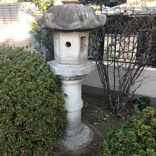 日本庭園の灯籠、石、松2本、その他の植木、敷石の画像