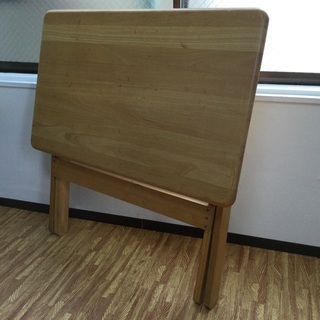 落ち着く木のテーブル　用途いろいろ　折り畳み式の画像