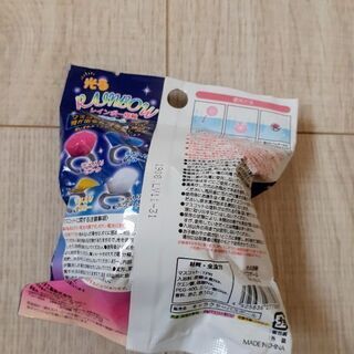 光るレインボー指輪バスボール　100円