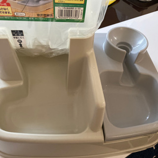 エサ、水入れの画像