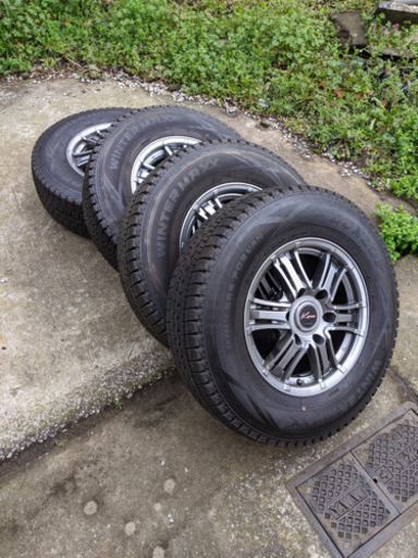 ハイエーススタッドレス　走行ほぼ無し