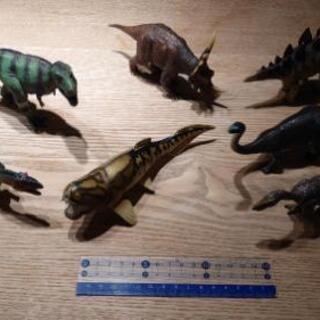 favorite collection製4体含む恐竜フィギュア7体とスカル11個の画像