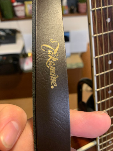 YAMAHA アコースティックギターとタカミネストラップ