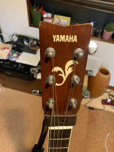 YAMAHA アコースティックギターとタカミネストラップ