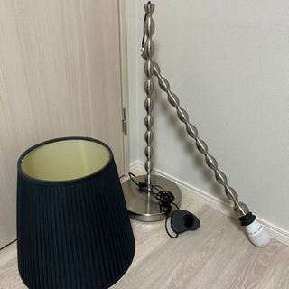 IKEAの電気スタンド　黒シェード付きの画像