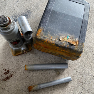 ジャッキアップ ボトルジャッキ 油圧ジャッキ タイヤ交換 履き替え スタッドレスの画像