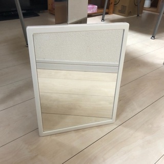 洗面台などに 木ねじ取付ミラーの画像