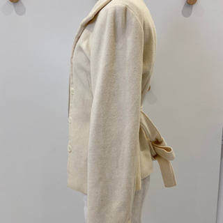 オフホワイトショートコートの画像