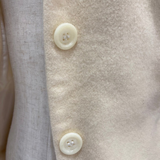 オフホワイトショートコートの画像