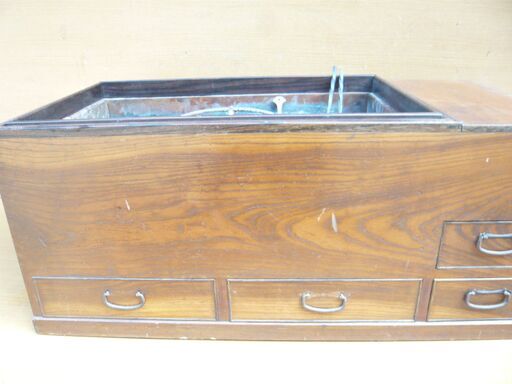 長火鉢（関東火鉢）・ケヤキ材・五徳・火箸・灰ならし付き。 卸売