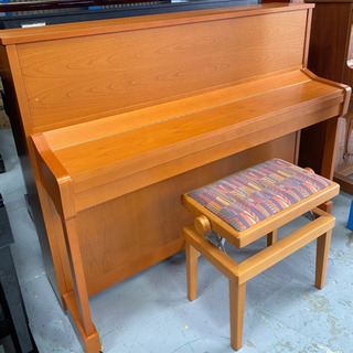 リビングにも映えるドイツ高級ピアノ シンメル116S アップライトピアノの画像