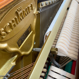 リビングにも映えるドイツ高級ピアノ シンメル116S アップライトピアノの画像