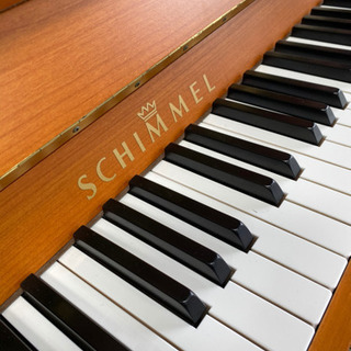 リビングにも映えるドイツ高級ピアノ シンメル116S アップライトピアノの画像