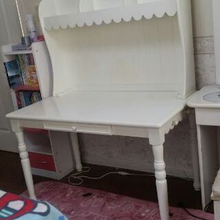 おしゃれな姫系の学習机です。