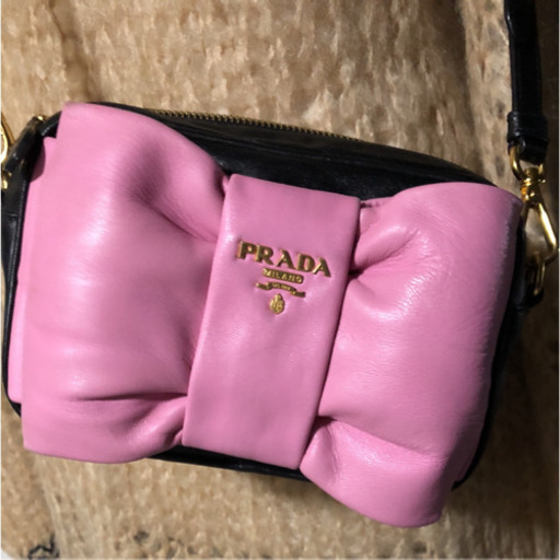 美品　プラダ　リボンモチーフ　ミニショルダーバッグ＆ポーチ