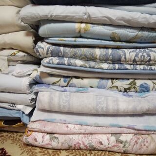 布団、枕、毛布、シーツ等、多数の画像