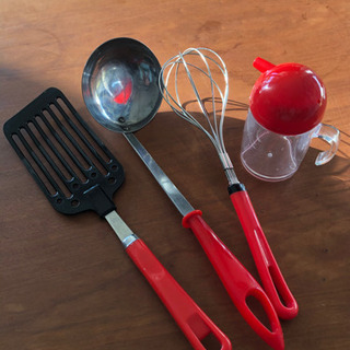 赤い色のキッチンツール4点