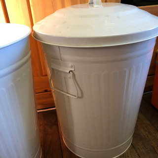 白　ブリキバケツ型　物入れ　２つの画像