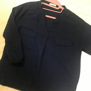 テチチ・紺色・ブラウスの画像