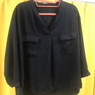 テチチ・紺色・ブラウス