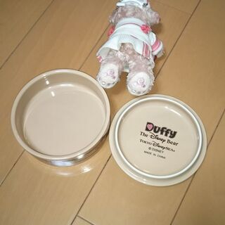 ダッフィー　陶器の小物入れとぬいぐるみの画像