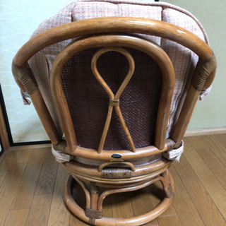 【0円】籐の回転座椅子の画像