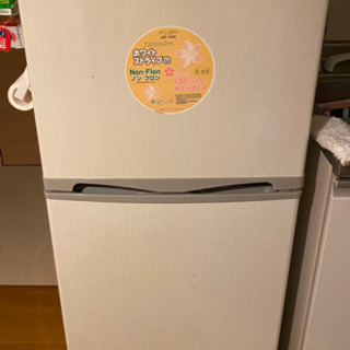 白色の冷蔵庫の画像