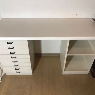 引き出しがたーくさん！・書類や小物の収納にも魅力的！の画像
